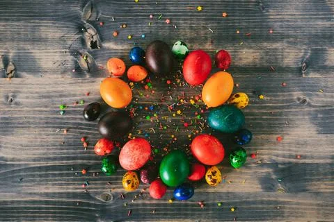 A ring of Easter eggs on a wooden background. A circle of colorful eggs an... 库存照片