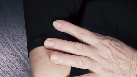The ring finger of the right hand of an elderly woman on manicure Stock-Footage 87335541