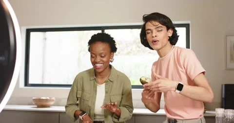 Ring light pulling focus from diverse coworkers chopping cabbage and showcasing Vidéo 344644691