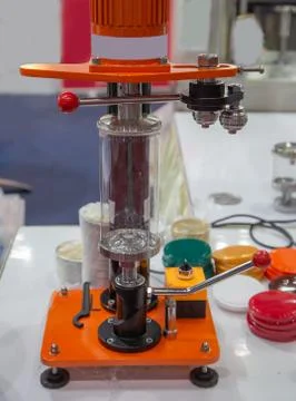 Ring pull can sealing machine Foto stock