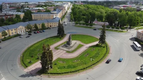 Ring road and a statue of Lenin with a hat in the Soviet square Stock Footage 221137382
