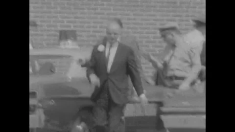 RINGGOLD, GEORGIA - 1969: Arrival walk - Officials walk past a line of cars 库存影片 344005209
