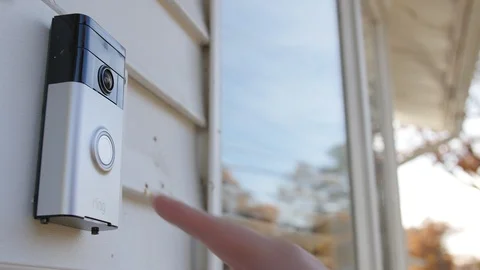 Ringing Camera Doorbell Low Angle Vidéo 98642584