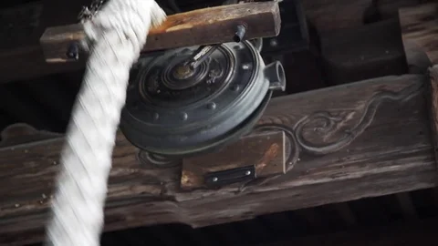 Ringing forcefully the bell to greet deity at the Shrine Vídeo Stock 82025924