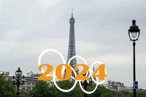 Rings and Eiffel Tower against the sky with clouds. Paris, France Foto stock