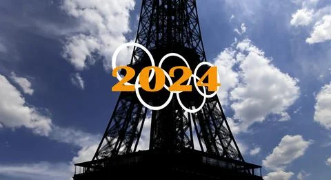 Rings and Eiffel Tower against the sky with clouds. Paris, France Foto stock