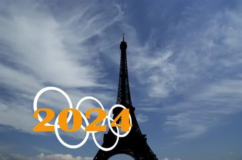 Rings and Eiffel Tower against the sky with clouds. Paris, France Foto stock