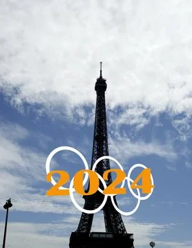 Rings and Eiffel Tower against the sky with clouds. Paris, France Foto stock