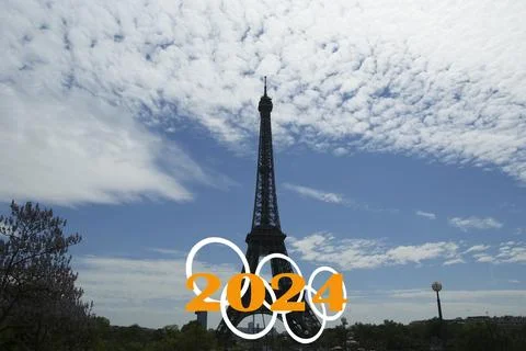 Rings and Eiffel Tower against the sky with clouds. Paris, France Foto stock