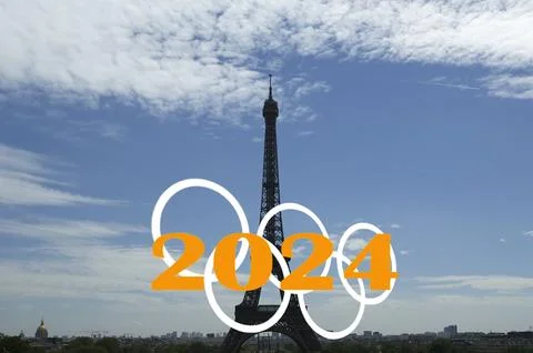 Rings and Eiffel Tower against the sky with clouds. Paris, France Foto stock