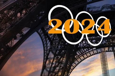 Rings and Eiffel Tower against the sky at sunset. Paris, France Foto stock