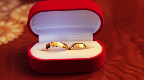 Rings in etui Stock Footage 32303067