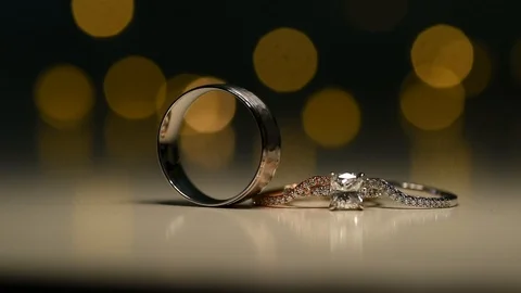 Rings in slow motion 動画素材 107685330