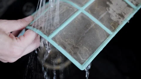 Rinsing Dusty AC Filter Under Running Water Close-Up Vidéo 341547308