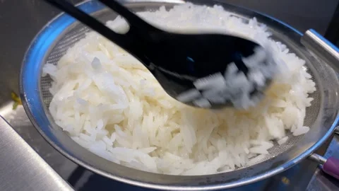 Rinsing Fluffy White Rice in a Colander Видео 343865724