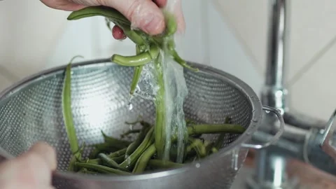 Rinsing healthy organic string beans under a powerful stream of tap water Video stock 343555593