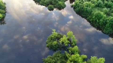 Rio con reflejo del cielo Vídeos de archivo 84305606
