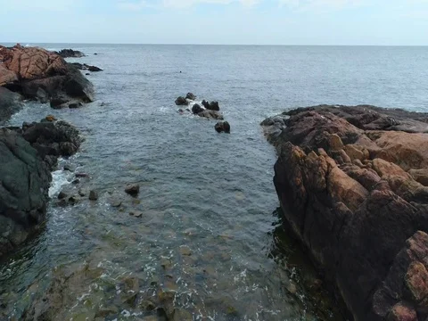 Rio con rocas Vídeos de archivo 84305753
