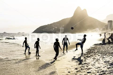 RIO DE JANEIRO, BRAZIL - FEBRUARY 24, 2015: A group of Brazilians playing on the Stock Photos