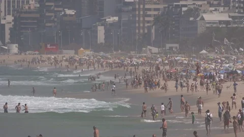 Rio de Janeiro - Crowded day at Ipanema beach 動画素材 69707993