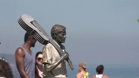 Rio de Janeiro - Statue of Tom Jobim at Ipanema beach 動画素材 69707093