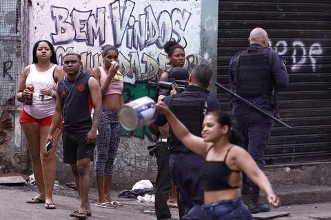Rio favela protests break out after 5-year-old injured in police raid, Rio De Ja Stock Photos