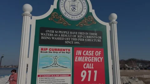 Rip currents safety sign on the beach. Vídeo Stock 330994880