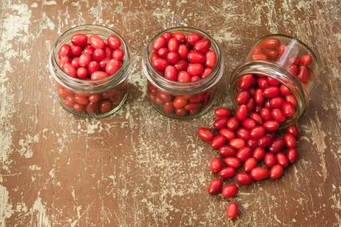 Ripe cornelian cherry in glass jars Foto stock