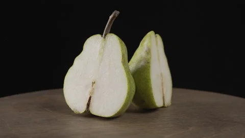 Ripe, juicy pear on a dark background Vídeos de archivo 133242576
