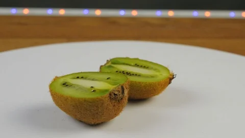 Ripe kiwi Vídeo Stock 103625924