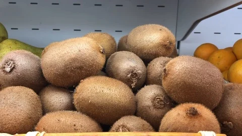 Ripe kiwi in the store Vidéo 113014413