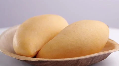 Ripe mango rotation in 4k slow motion Stock-Footage 133975182