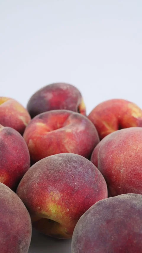 Ripe peaches rotate close-up. Concept of organic summer fruits, healthy food, 4k Stock-Footage 342964048