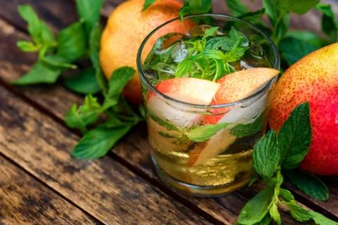Ripe pears and pear drink on a wooden table Foto stock