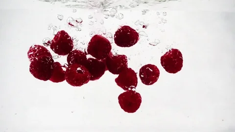 A ripe raspberry falls into the water with a lot of small bubbles. Video of 動画素材 99801026