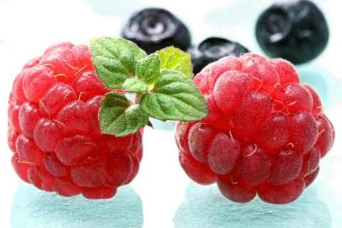 Ripe raspberry with green leaf Stock Photos