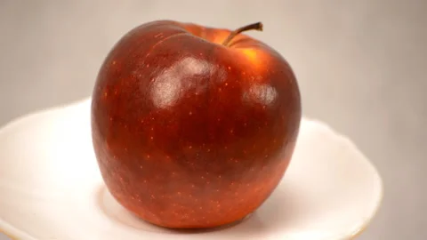 A Ripe Red Apple Rotating On A Plate Vídeo Stock 94575703