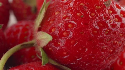 Ripe red strawberries close up rotating camera motion stock footage Video stock 336986912