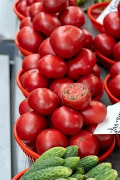 Ripe red tomatoes on a market stall. Stock-Fotos