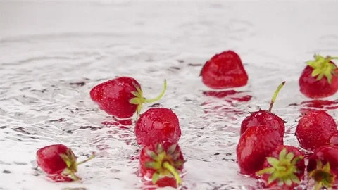 Ripe Strawberries Falls on the Table. Видео 76728339