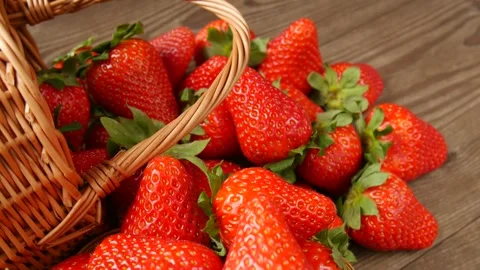 Ripe strawberry in the basket. Video stock 246729693