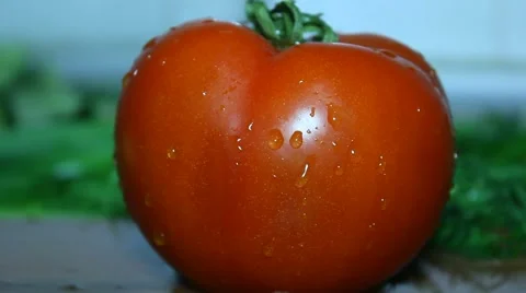 Ripe tomato in the drops of water Stock-Footage 61343979