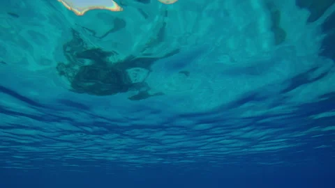 Ripples on surface of blue water in calm weather with sandy bottom and corals Vidéo 339969190