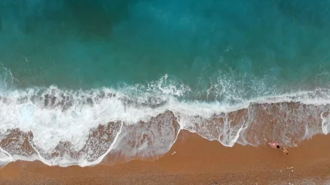 Rise and flight over the waves of azure turquoise sea Vidéo 95038770