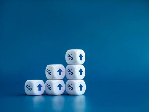 Rise up arrows on white cube blocks bar graph chart steps with percentage i.. Foto stock