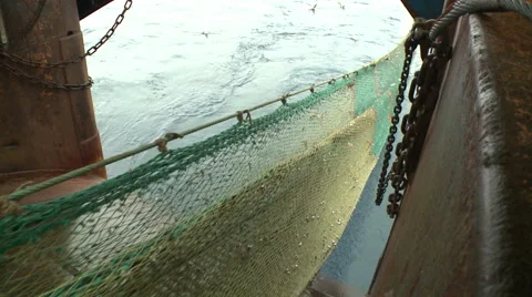 Rise of the trawl to the vessel Video stock 63124963