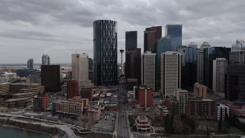 Rise Up View of Calgary Tower and Downtown Skyline Along Centre Street Видео 336354777