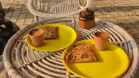 Rishikesh, India : Tea With Paratha Simple Indian Breakfast Vídeos de archivo 304444021