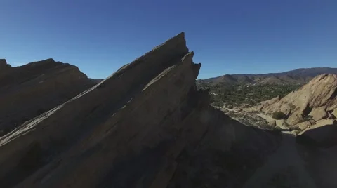 Rising Above Pride Rock Overlooking the Desert 库存影片 62493620