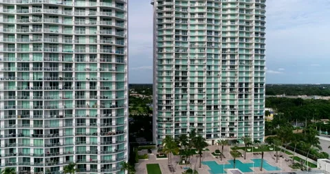 Rising above tower blocks in Ft Myers Stock Footage 171429416